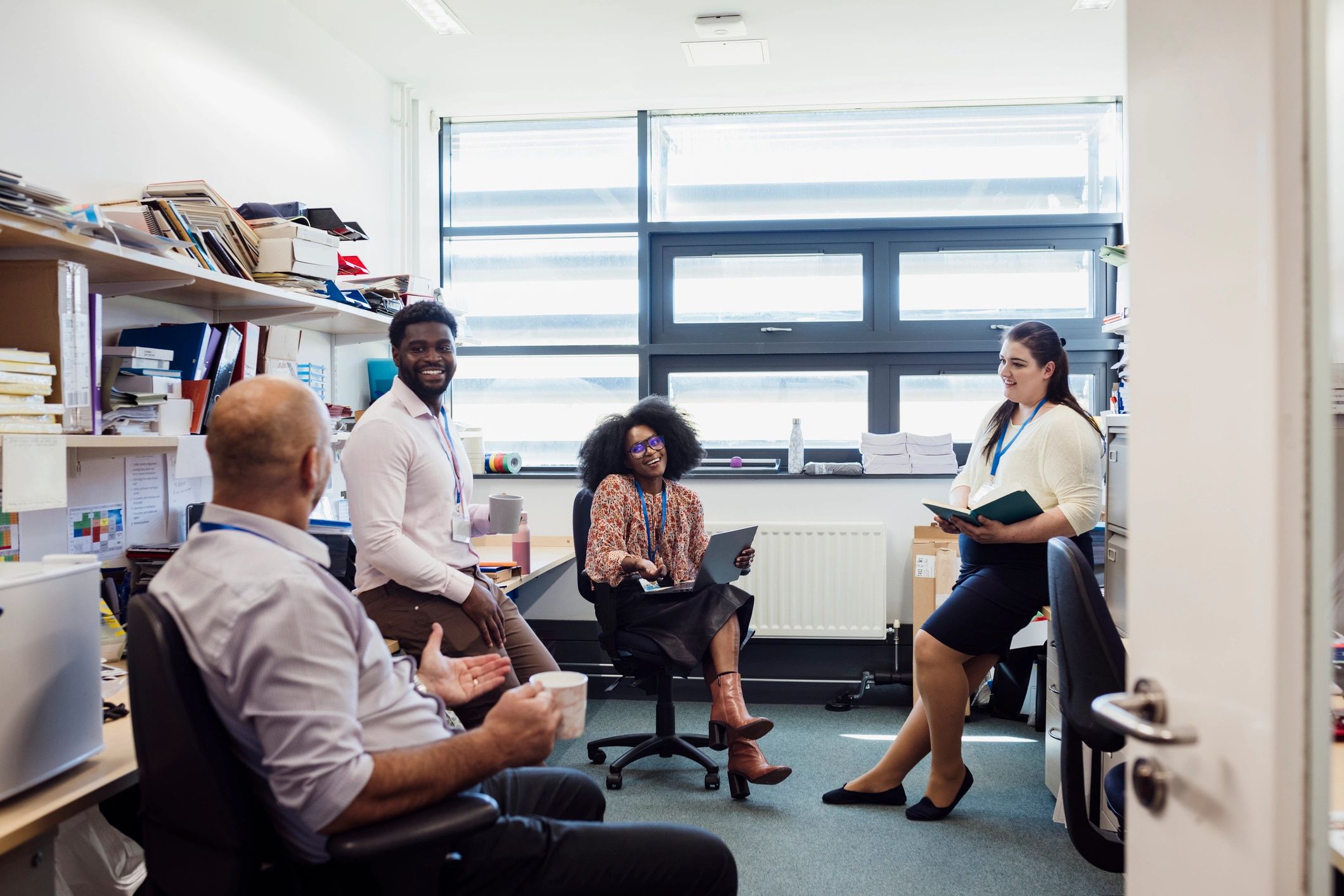 Equipe administrativa alinhando atividades e processos